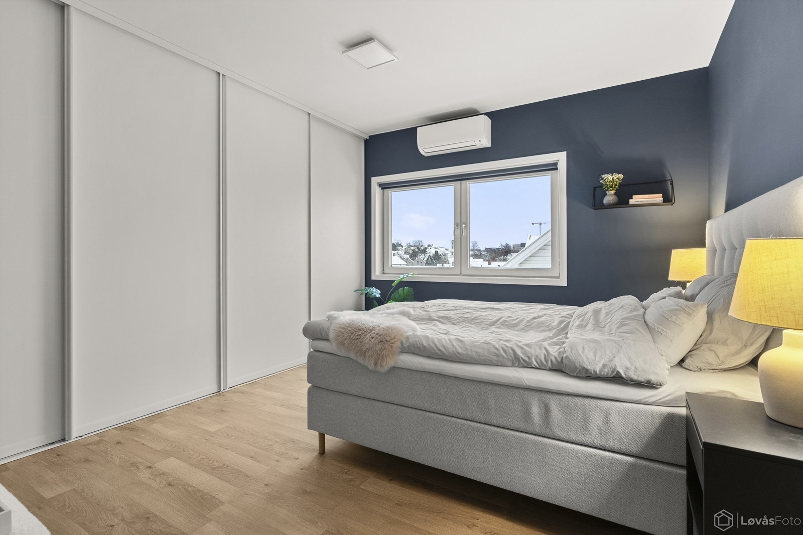 Hovedsoverom med rikelig oppbevaringsplass i garderobeløsning med skyvedører, og et ryddig, moderne uttrykk. Galleribilde