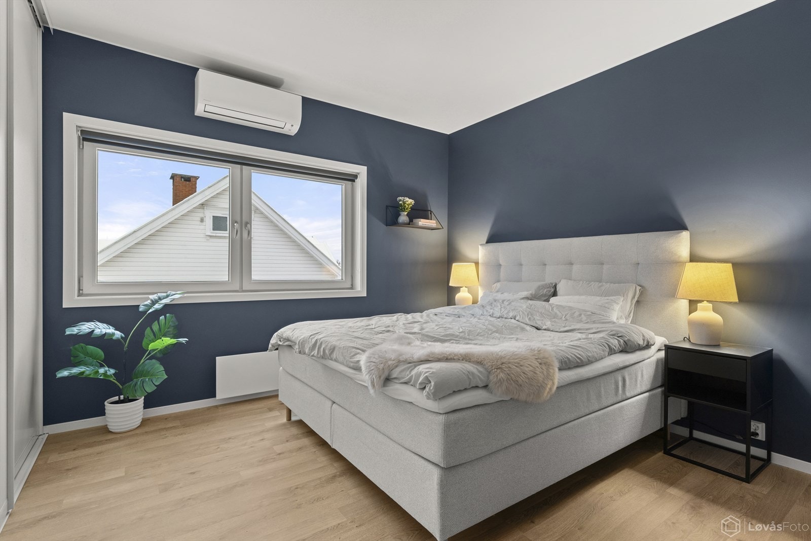 Her får du gjennomtenkte løsninger og plass til både seng og nattbord på begge sider av sengen. Galleribilde