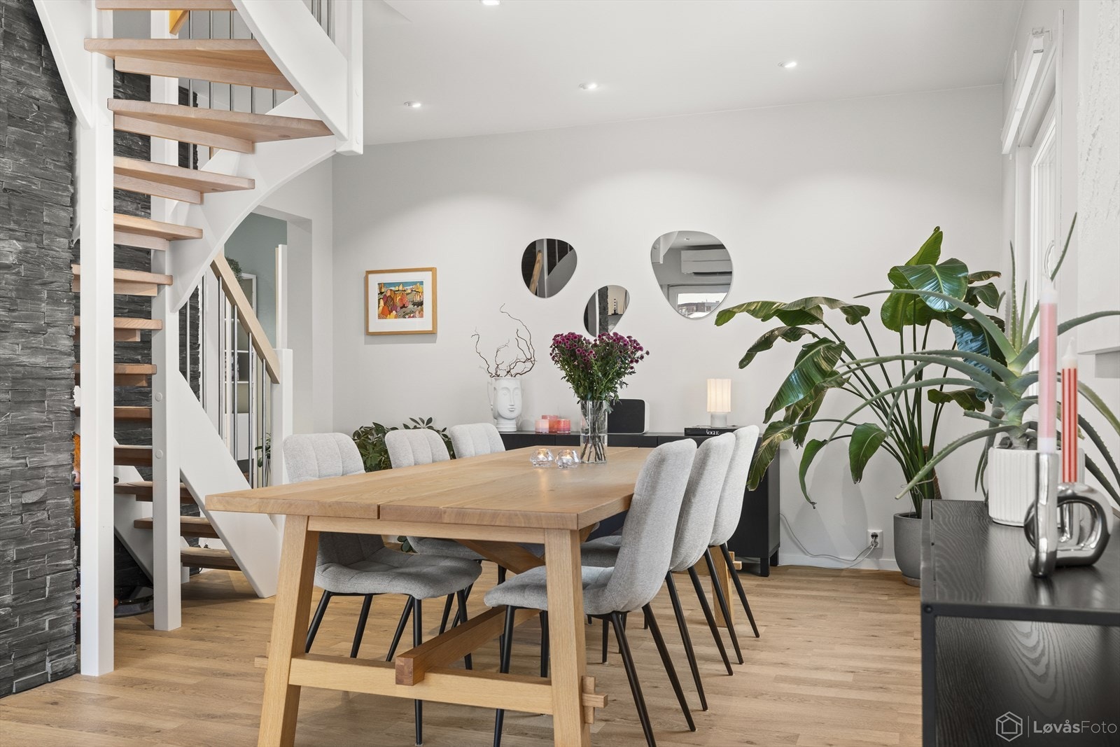 Den åpne løsningen gir god flyt mellom stue, spisestue og loft, og skaper en luftig og sosial bolig. Galleribilde