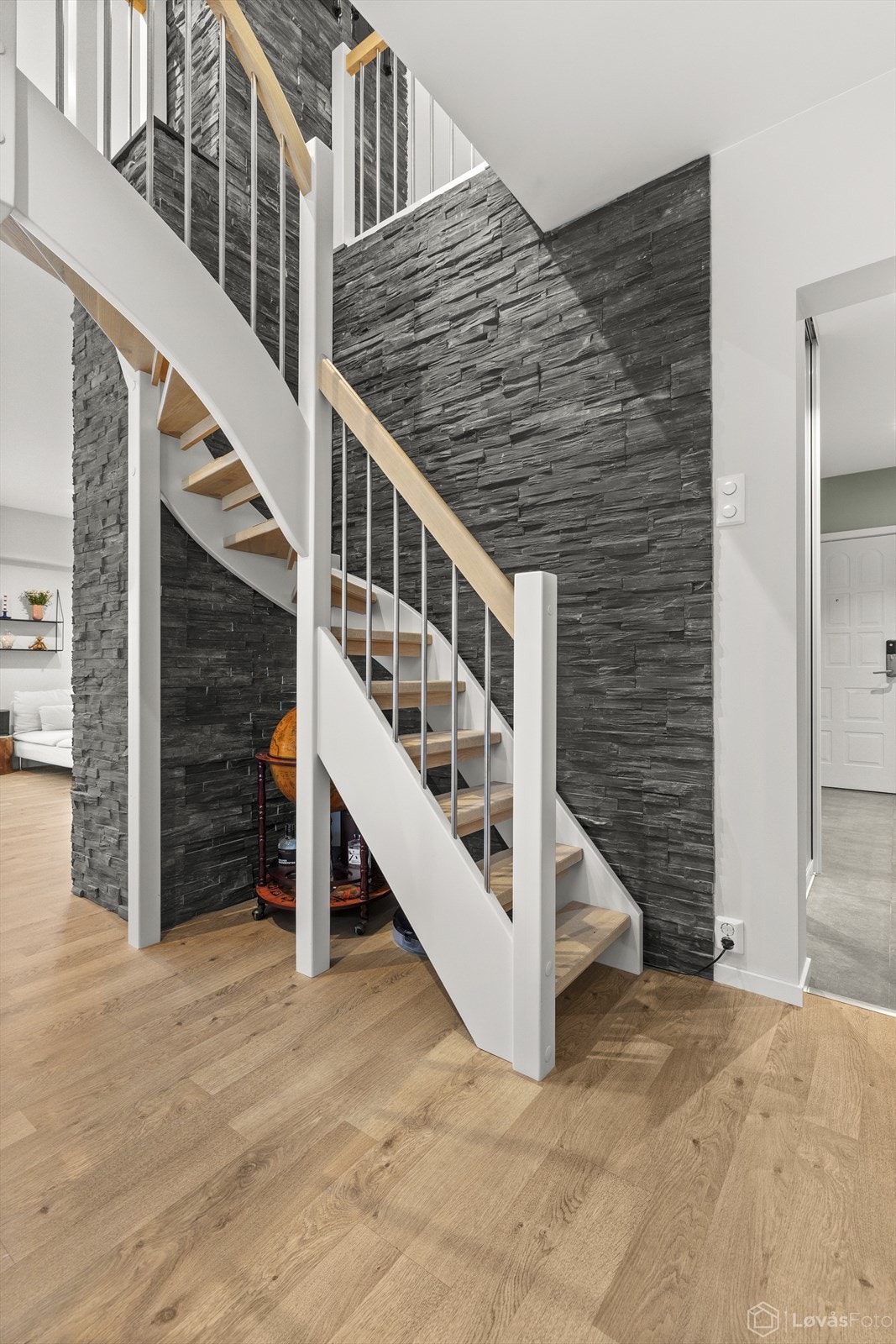 Trappen binder boligen sammen og leder videre til loftsetasjen. Galleribilde