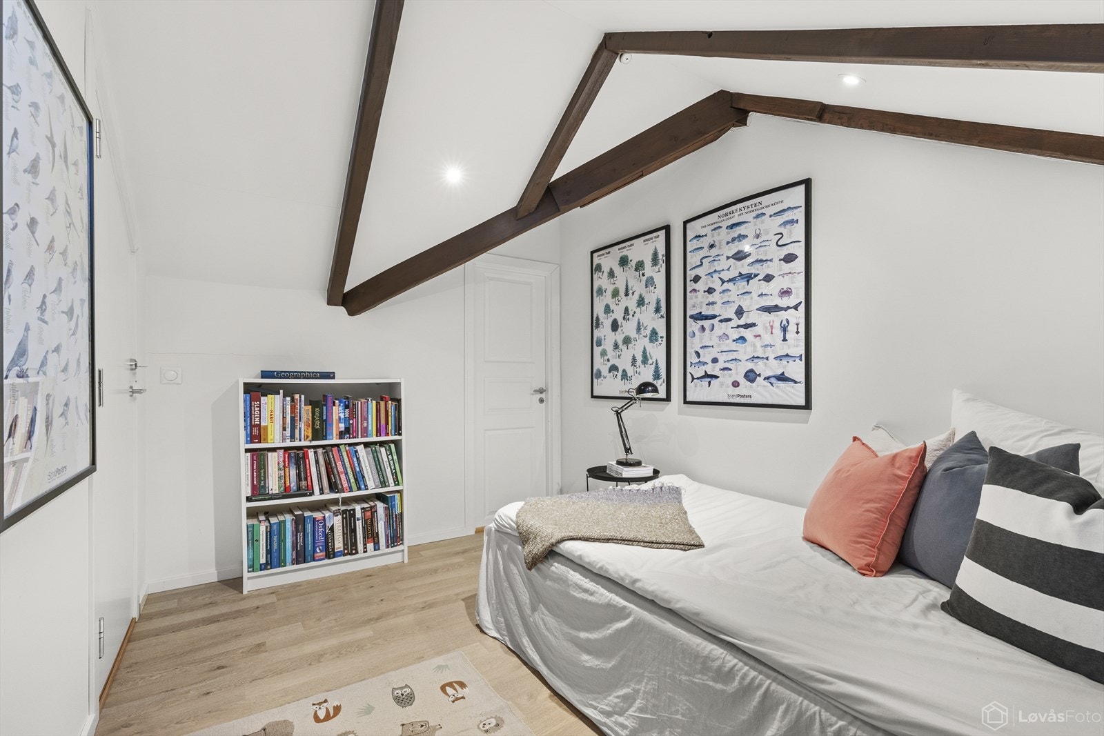 Hyggelig disponibelt rom/bod på loft med synlige bjelker. Galleribilde