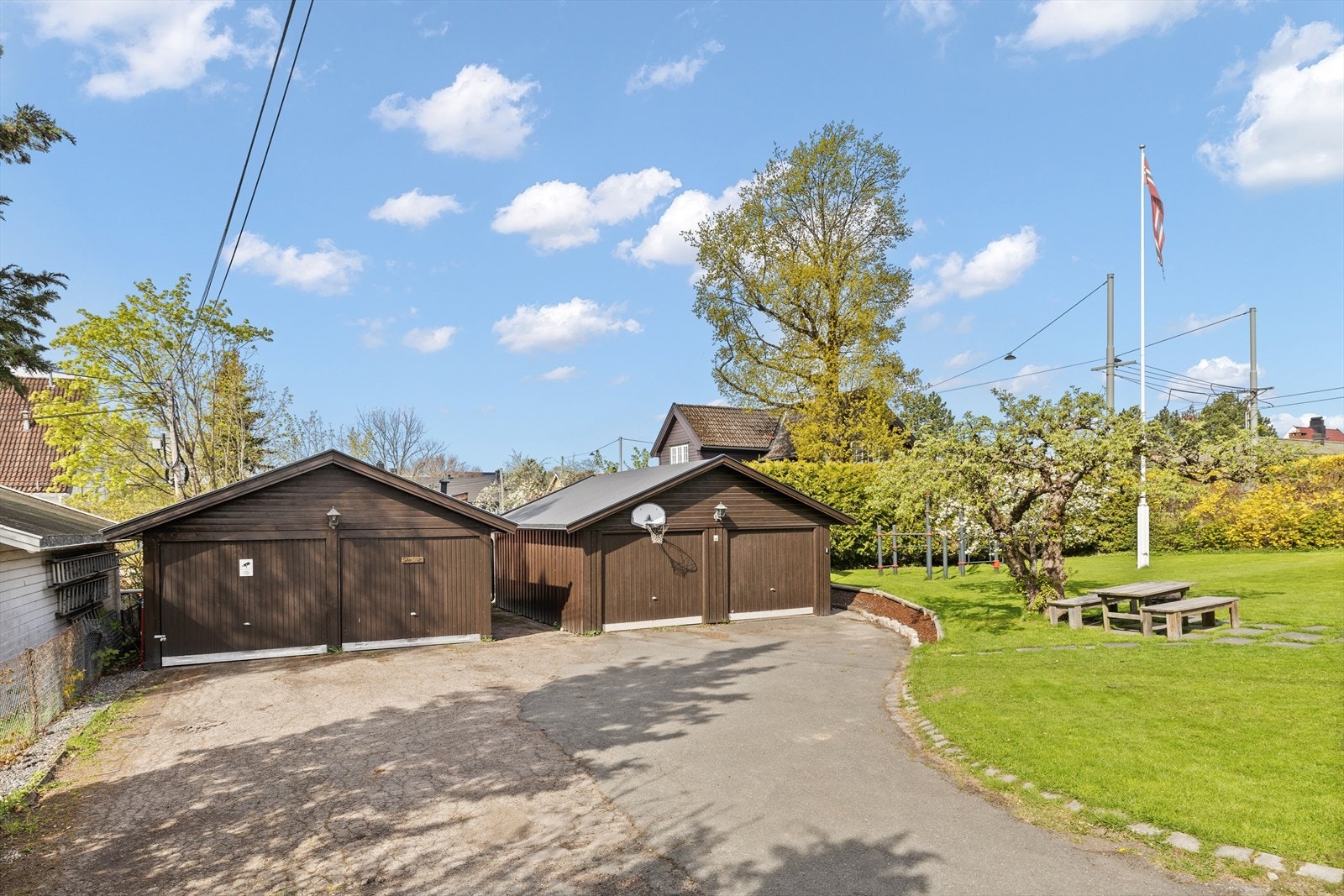 Egen garasje medfølger med mulighet for parkering. Det er i tillegg tillatt å parkere foran egen garasje, samt tilgang til gjesteparkering. Galleribilde