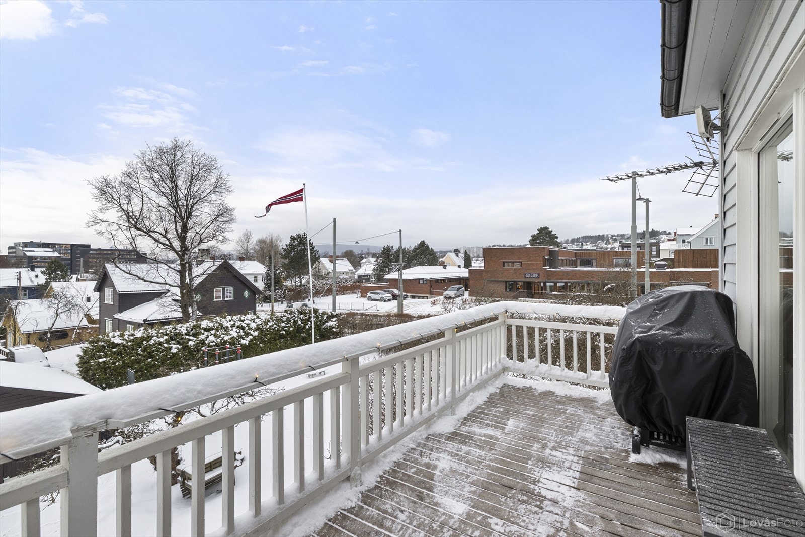 Veranda av god størrelse på ca. 16 m² med åpen og hyggelig utsikt - god plass til grill. Galleribilde