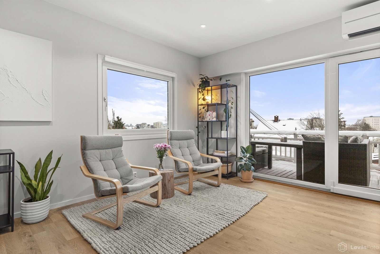 Rolig og innbydende sittegruppe med store glassflater og utgang til veranda. Galleribilde