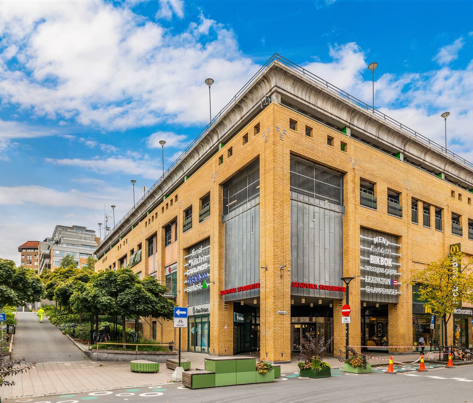 Kort vei til Sandvika Senteret med 200 butikker og spisesteder Galleribilde