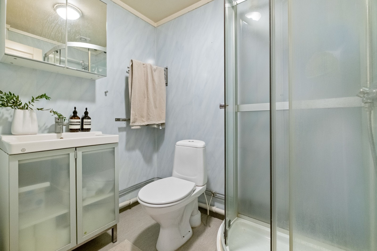 Baderommet i hybeldelen er utstyrt med servant, toalett og dusj. Galleribilde