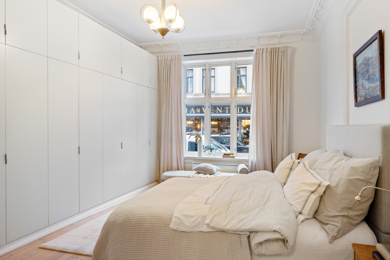 Hovedsoverommet har god plass til dobbeltseng med tilhørende nattbord. Galleribilde