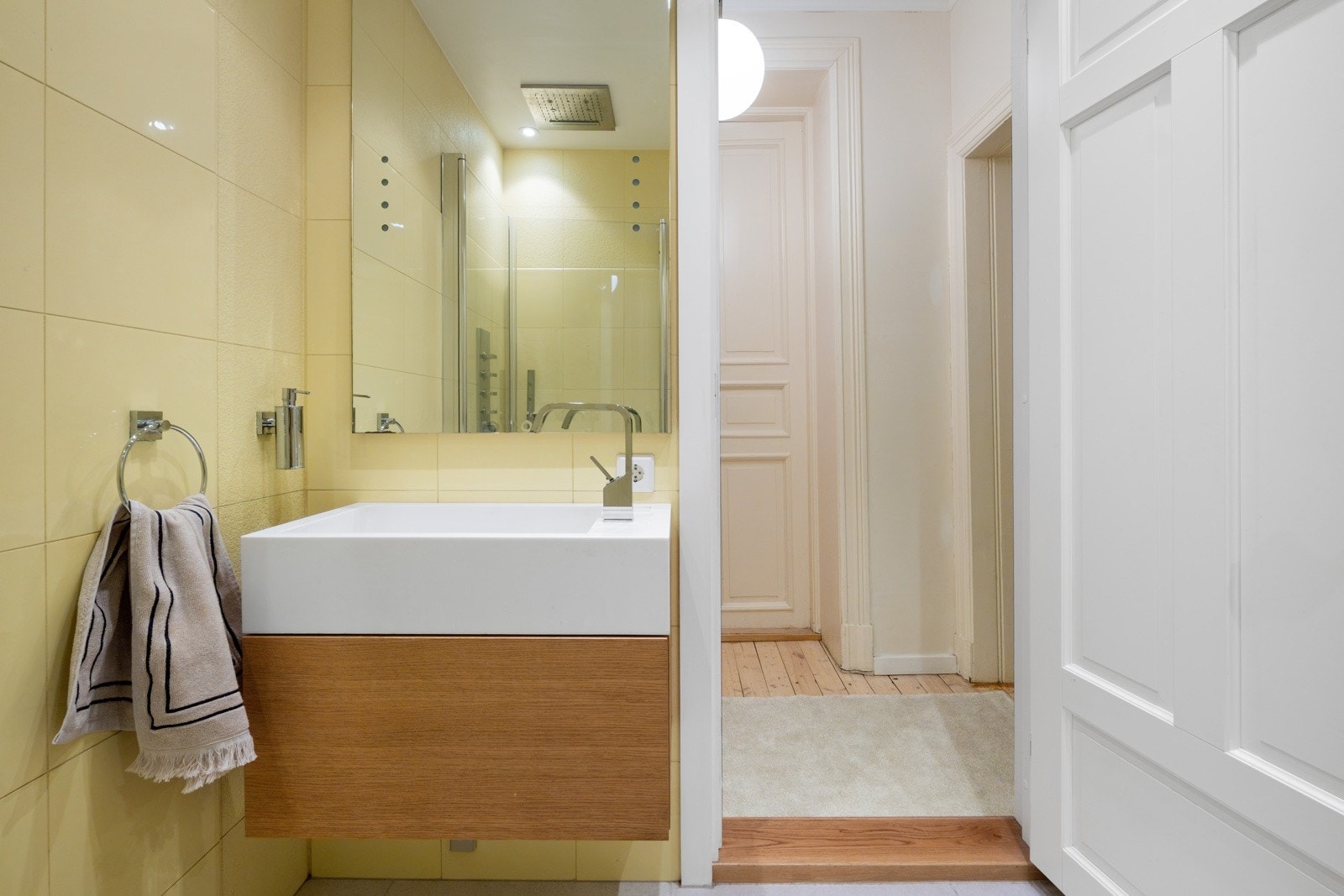 Lunt baderom med elektrisk gulvvarme. Galleribilde