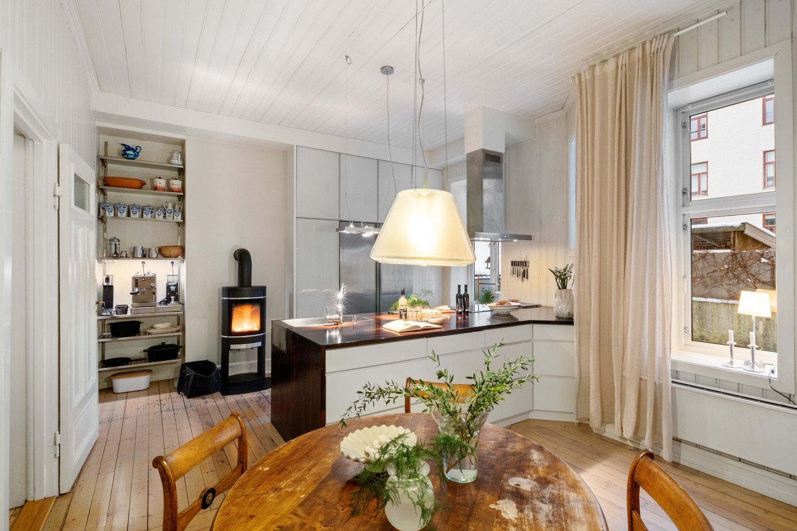 Kjøkkeninnredningen har glatte fronter med heltre benkeplate og nedfelt vask. Galleribilde