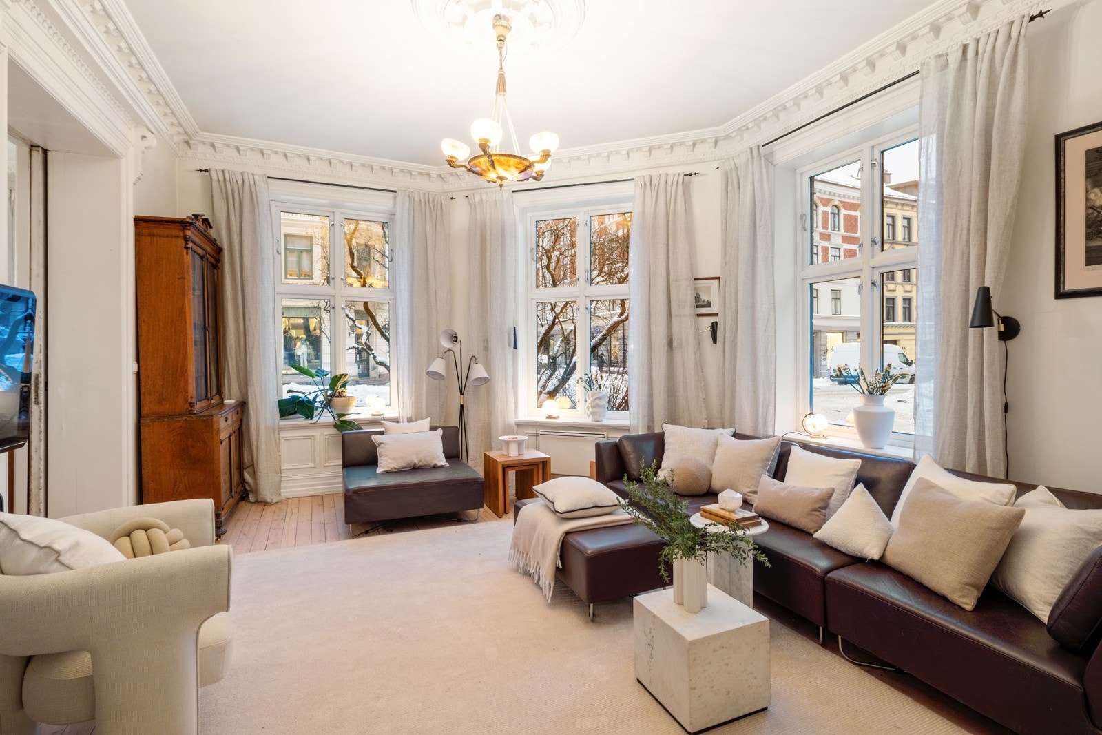 Stuen har svært god takhøyde på ca. 3,11m. Galleribilde