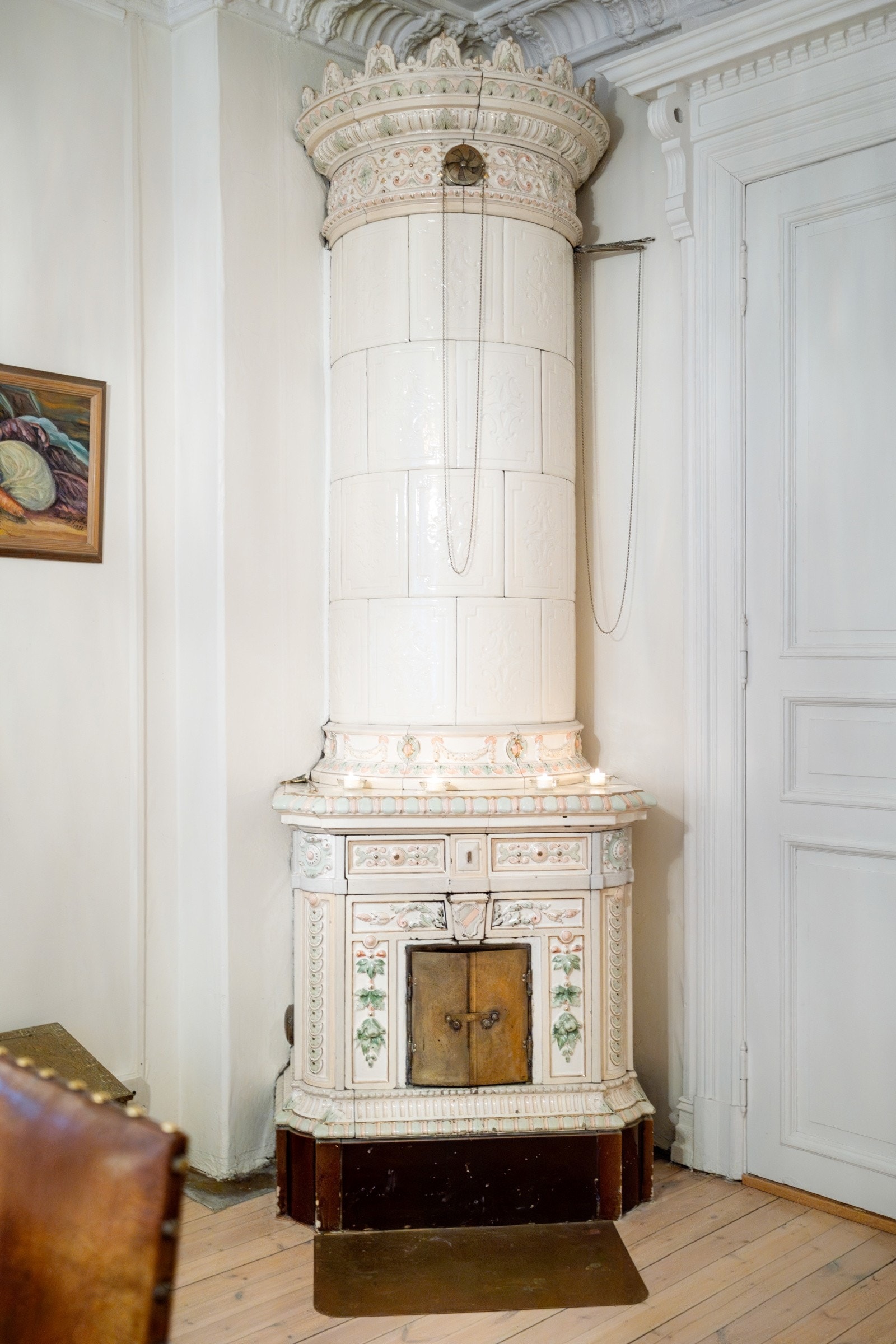 I den ene stuen finner man en elegant og tidløs kakkelovn. Galleribilde