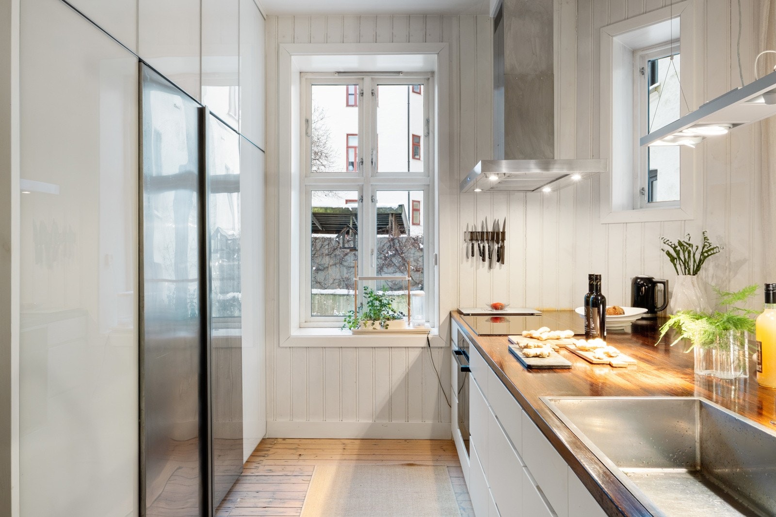 Kjøkkenet er utstyrt med blant annet integrert platetopp, stekeovn og oppvaskmaskin. Galleribilde