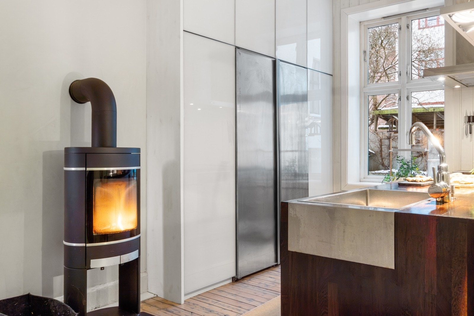 Varmeovn gjør kjøkkenet lunt og koselig. Galleribilde