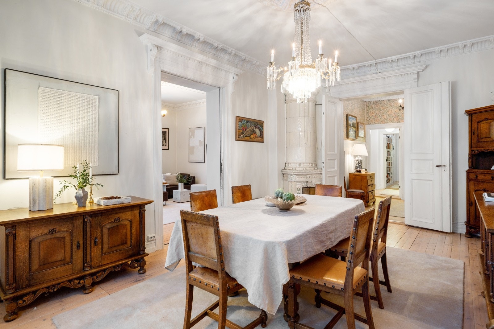 Klassiske detaljer med stukkatur og rosetter. Galleribilde