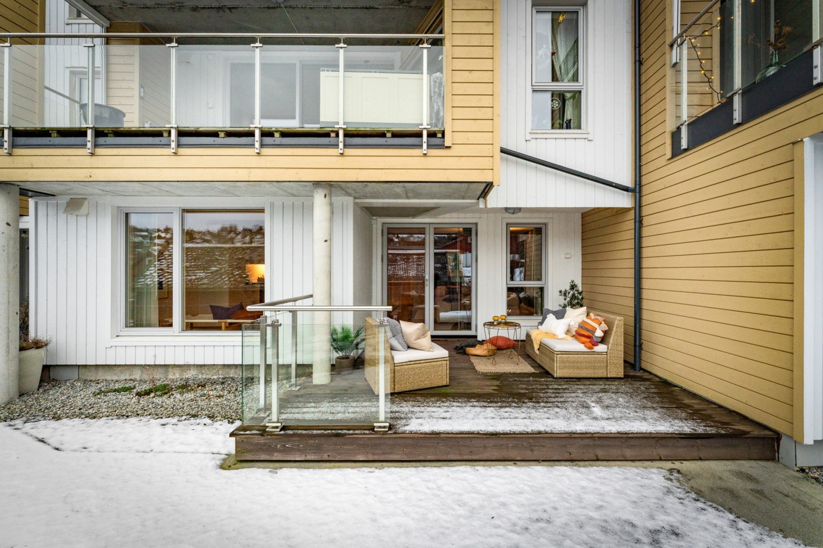 - Fra stuen er det direkte tilkomst til leilighetens terrasse på 14 kvm - Galleribilde