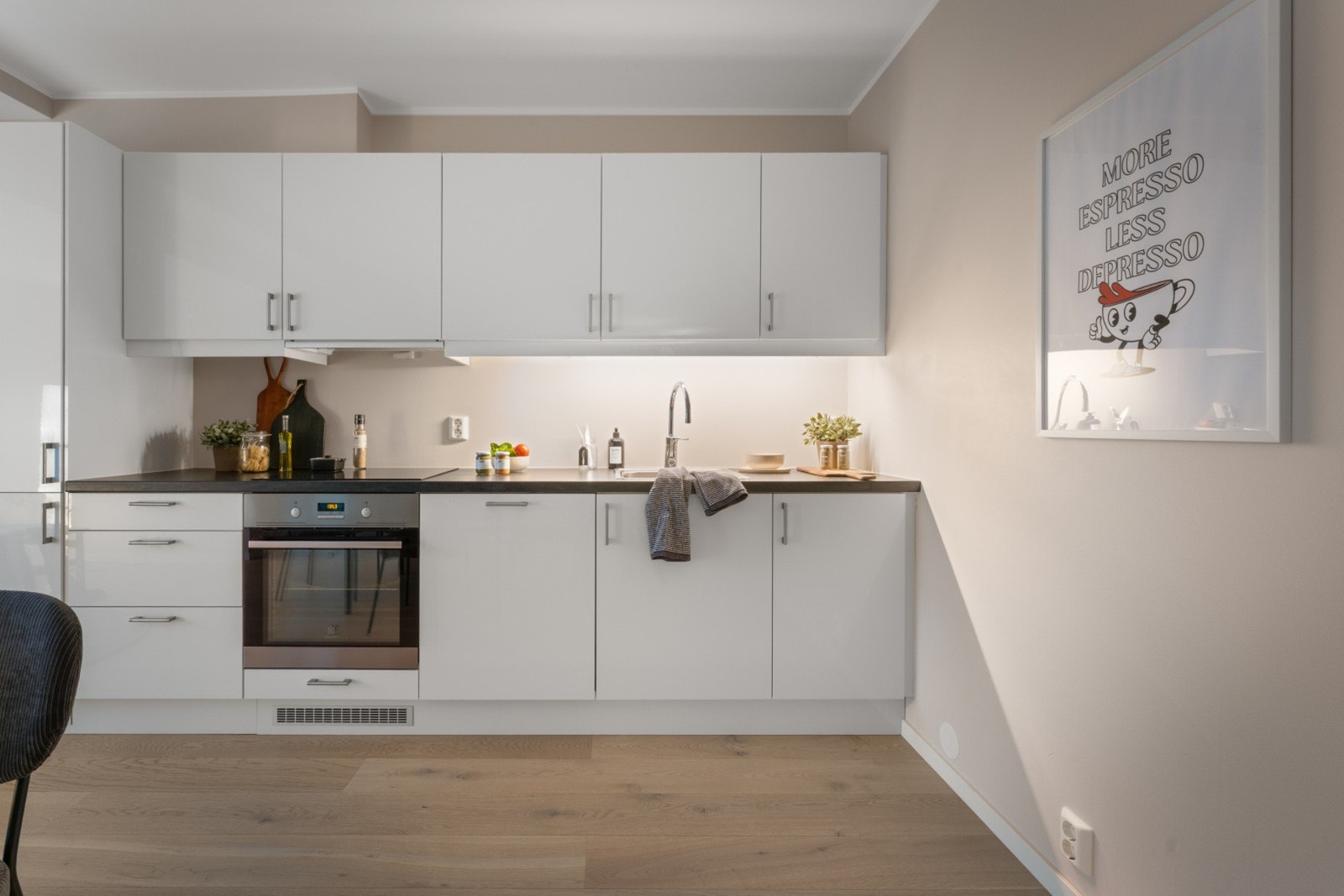 - Integrerte hvitevarer som stekeovn, platetopp, komfyrvakt og kombiskap m/kjøl og frys medfølger - Galleribilde