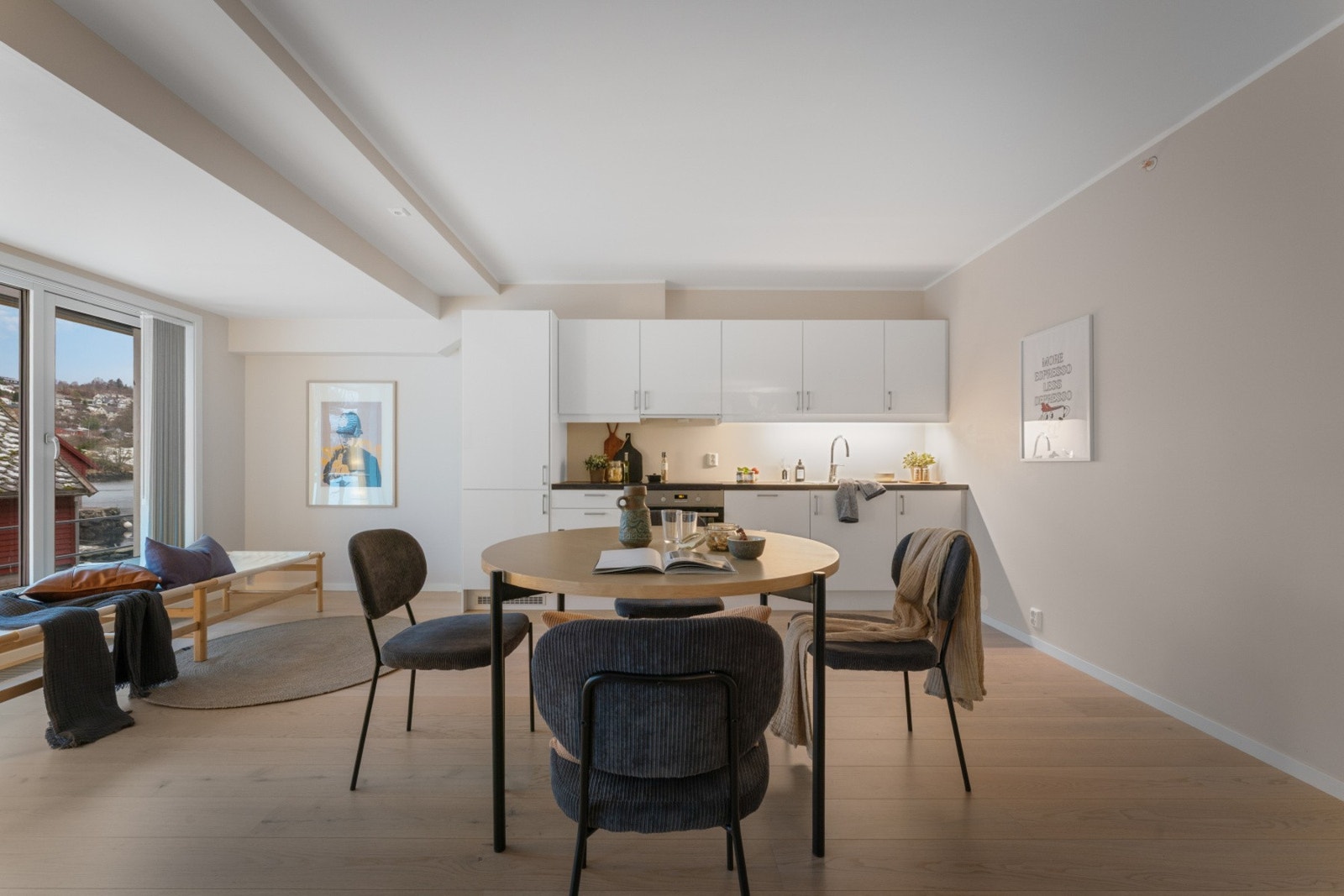 - Gjennomgående i leiligheten er det 1-stavs parkett og listefritt i himling - Galleribilde