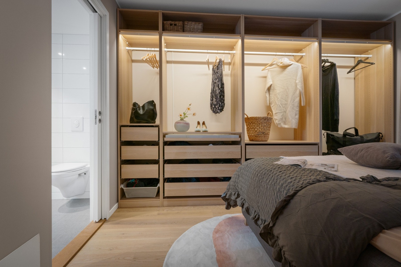 - Nydelig belyst garderobeskap medfølger - Galleribilde