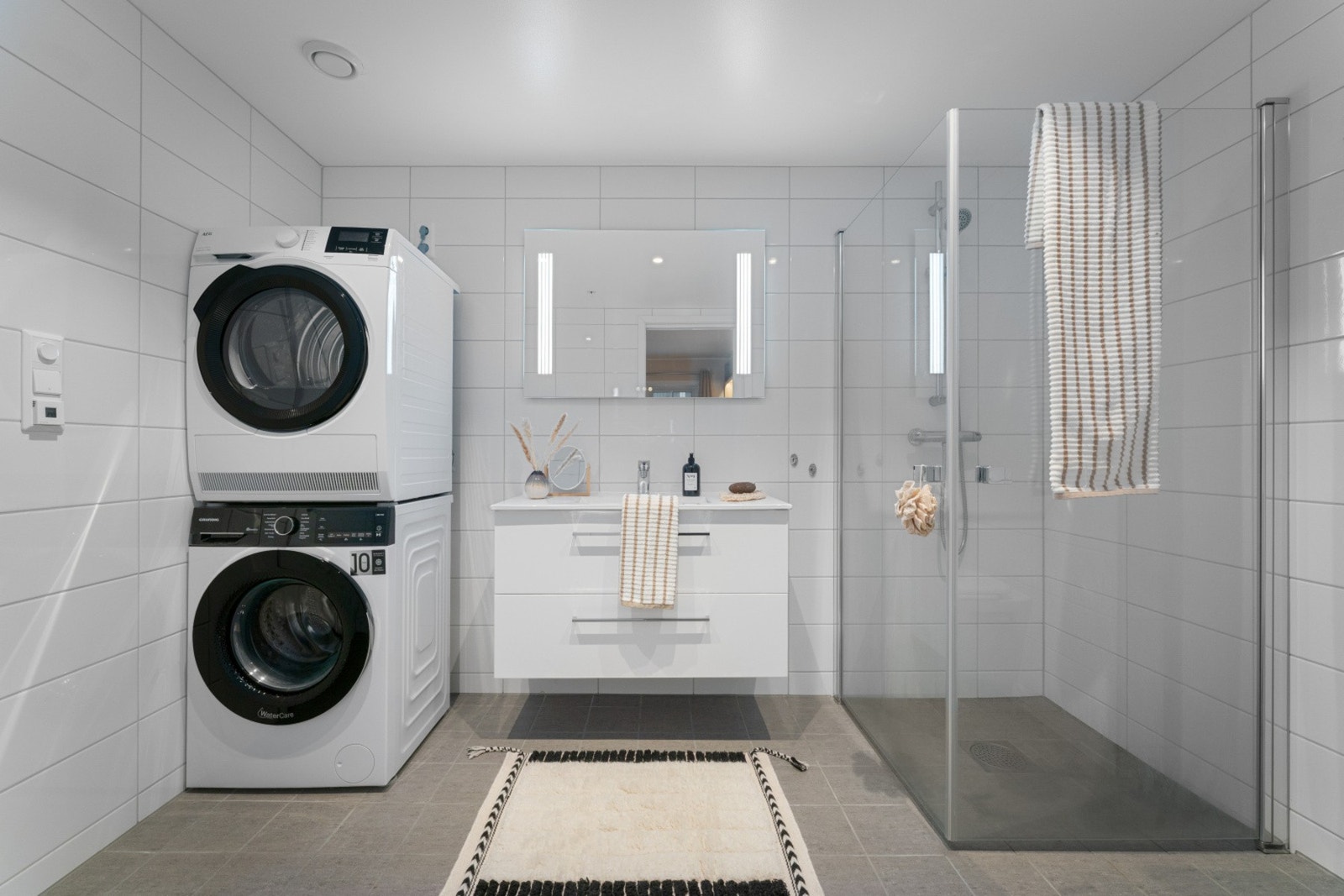 - Bad/vaskerom måler 6,64 kvm, her er det keramiske fliser på vegger og gulv - Galleribilde