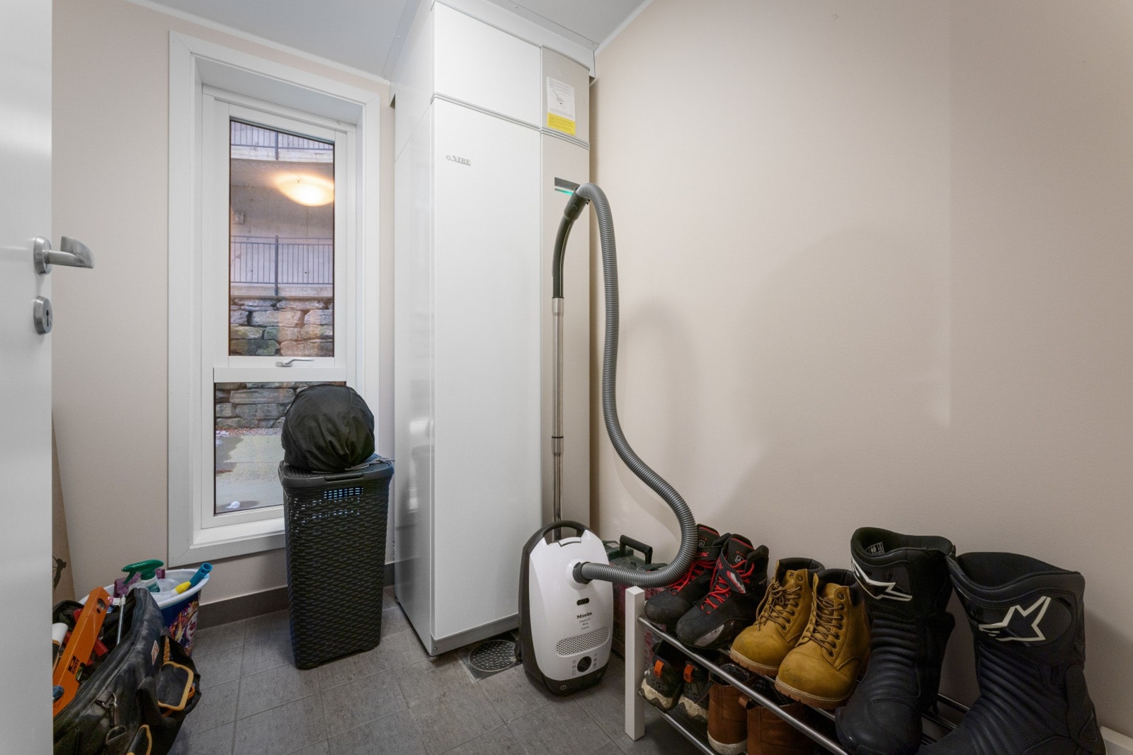 - Teknisk rom har et kombinert avlegg fra NIBE med balansert ventilasjon, varmepumpe og innebygget varmtvannsbereder - Galleribilde