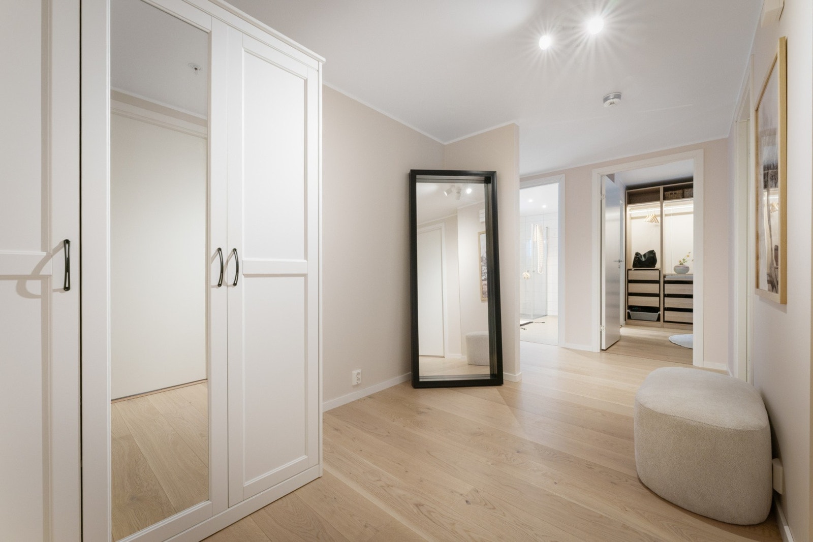 - Gangen måler hele 10,47 kvm og har god plass til garderobeløsning - Galleribilde