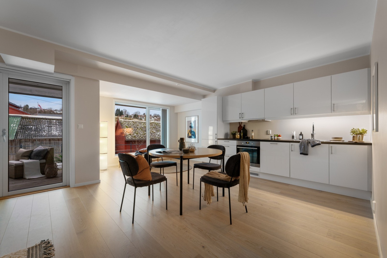 - Stilren, glatt kjøkkeninnredning med benkeplate i laminat - Galleribilde