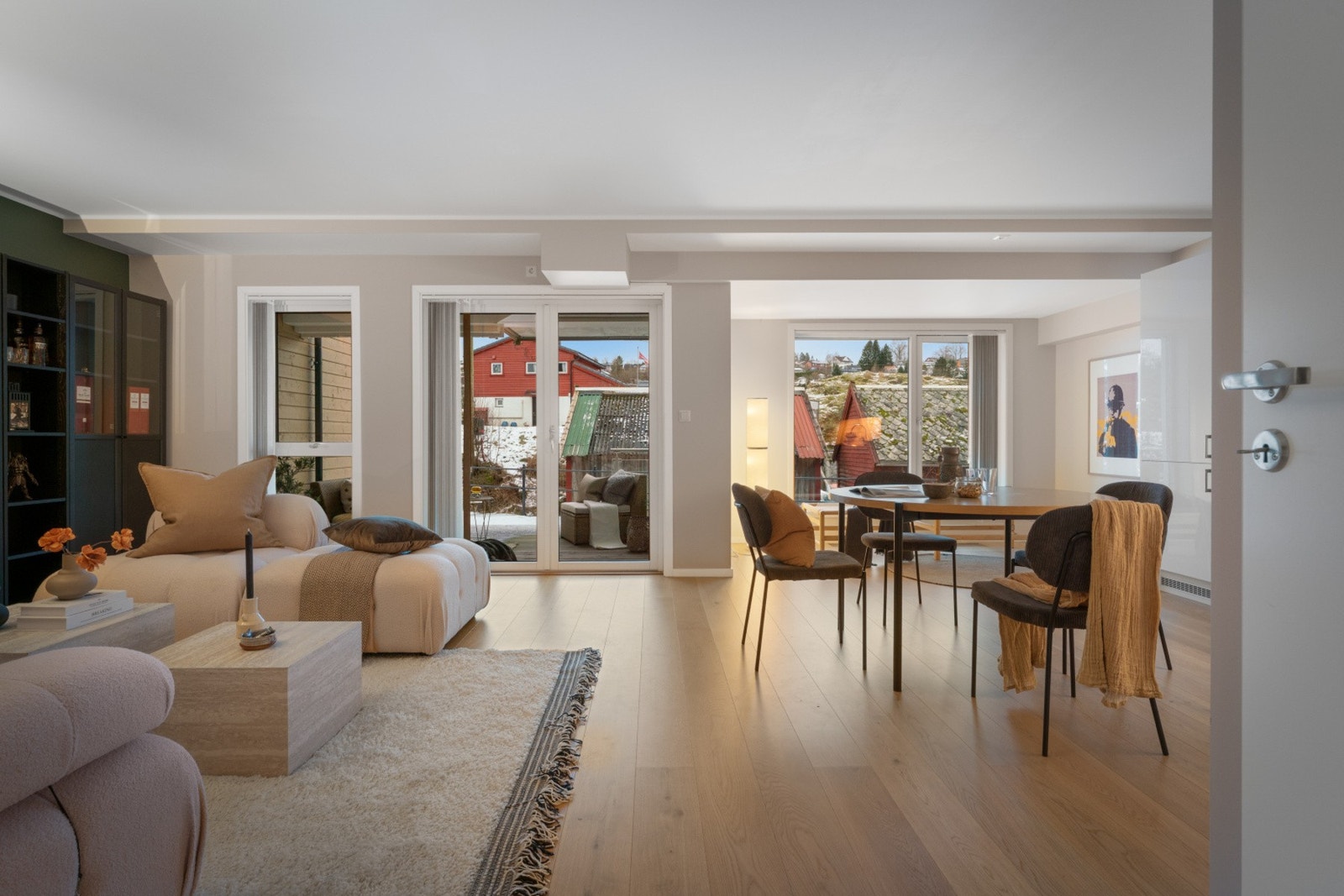 - Her er det store vindusflater med godt lysinnslipp - Galleribilde