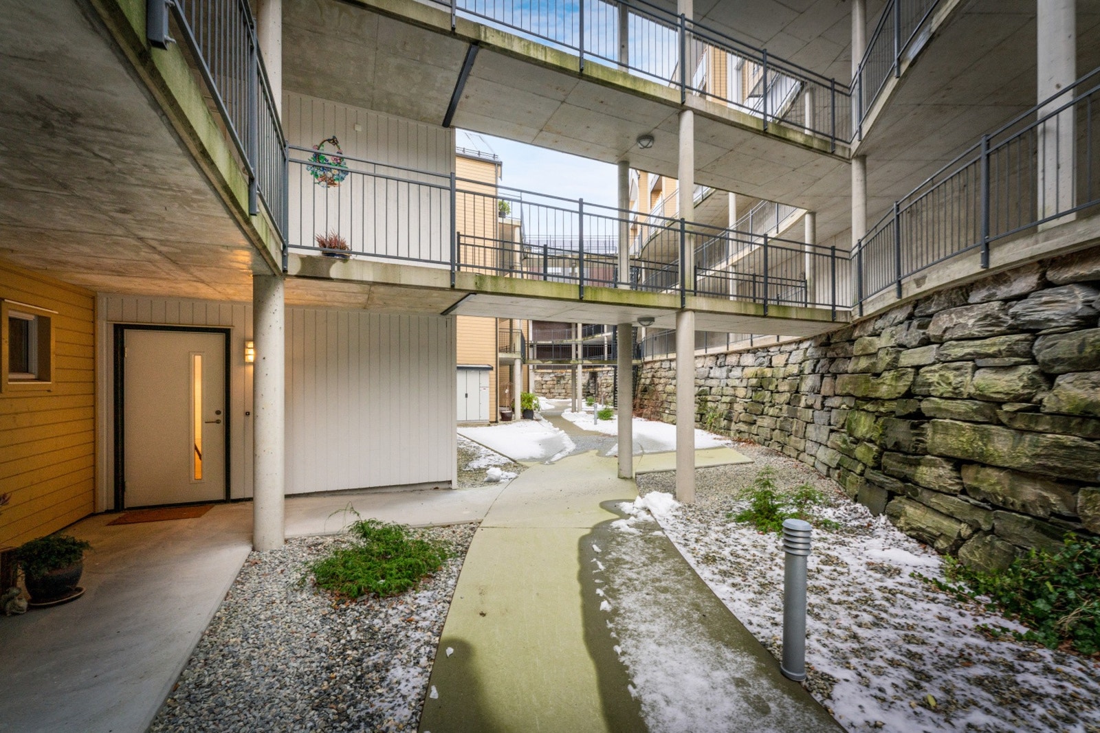 - Alver Brygge Boligsameie består av 36 boligseksjoner fordelt på tre bygg. Galleribilde