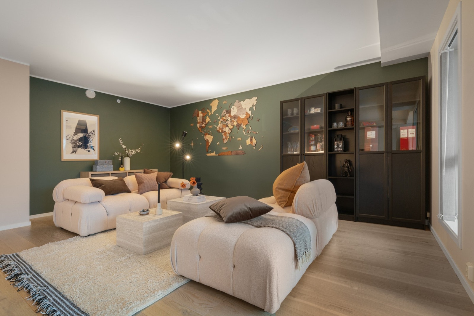 - Fra gangen er det tilkomst til kjernen av leiligheten, stue/kjøkken - Galleribilde