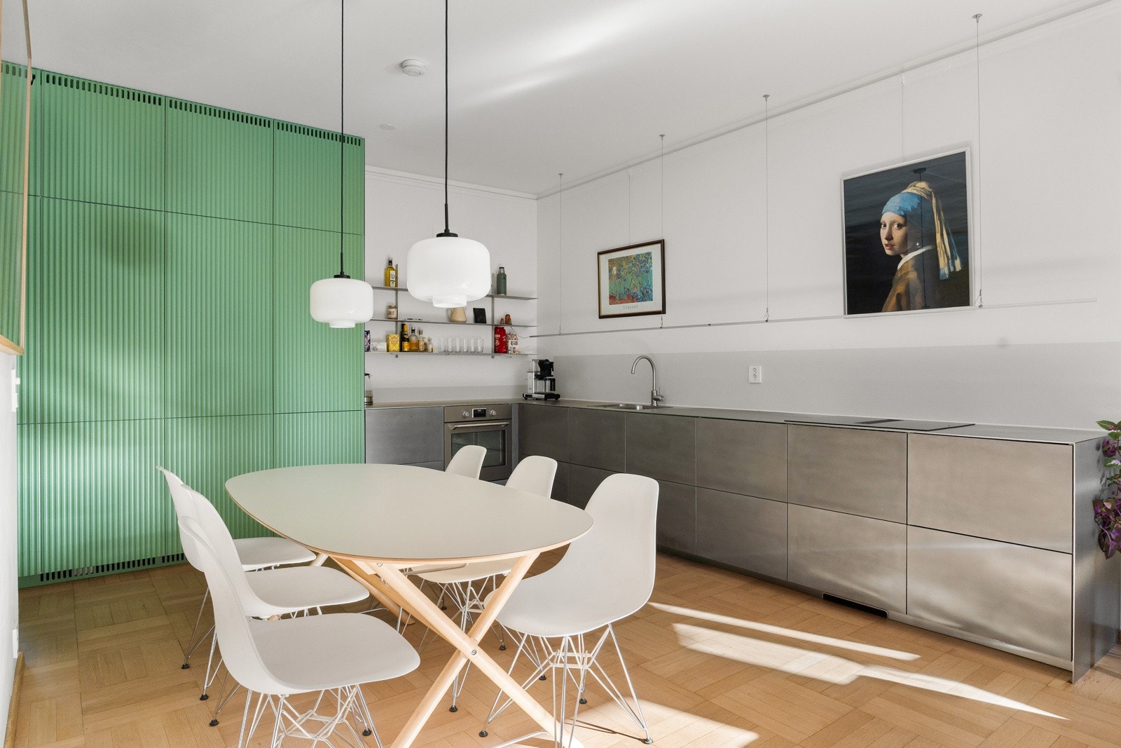 Delikat kjøkken fra 2024 med glatte fronter. Galleribilde