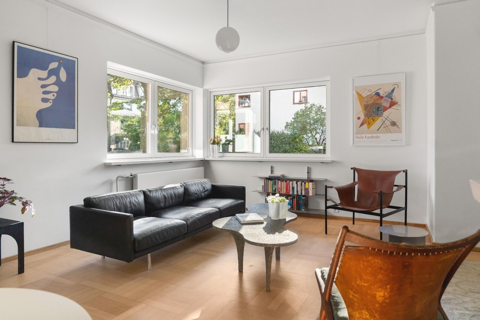 Leiligheten er plassert i en stille gate med lite trafikk. Store vindusflater slipper inn rikelig med naturlig lys, og sammen med den gode takhøyden på 2,76 gir dette rommet en luftig og innbydende atmosfære. Galleribilde