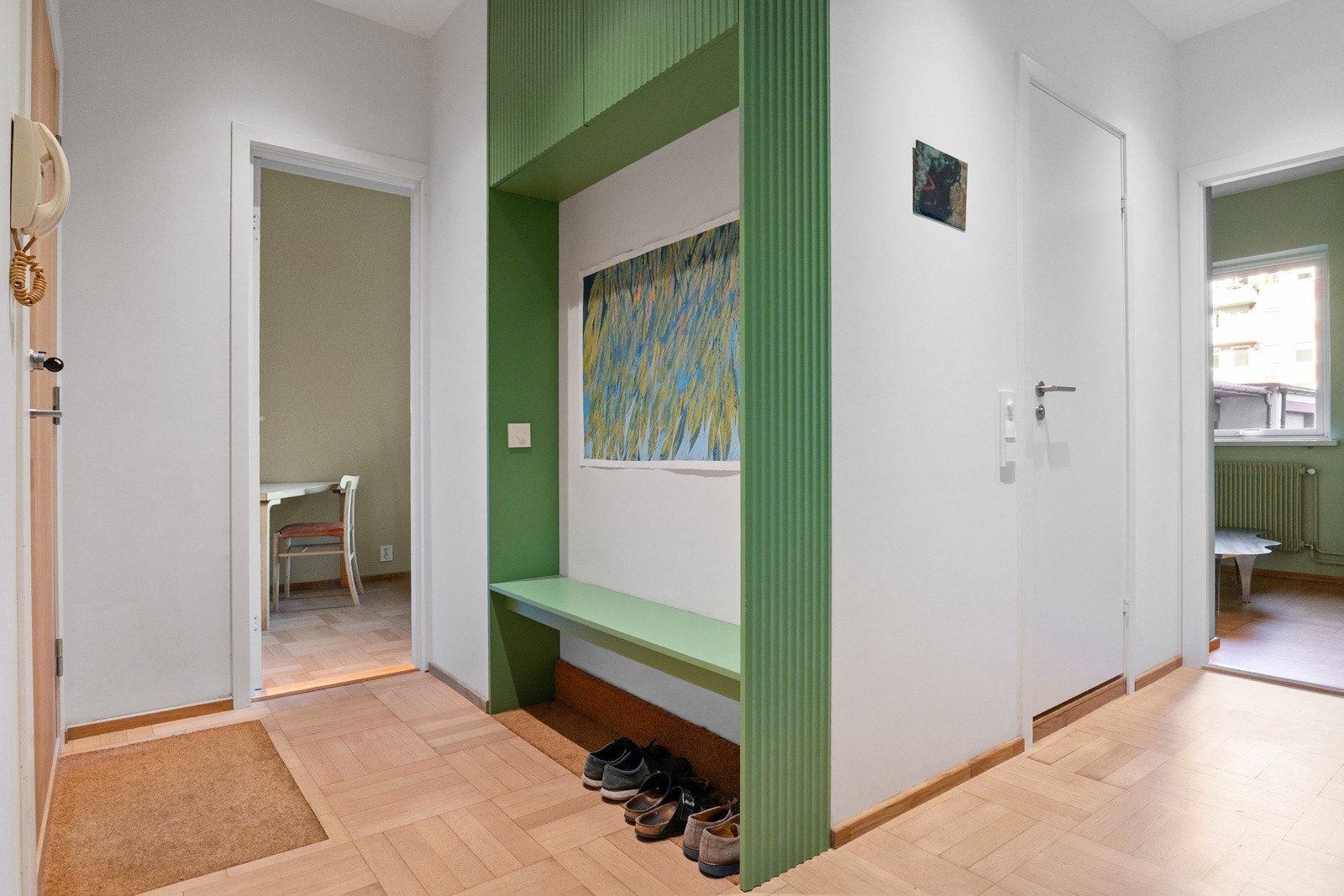 Hyggelig inngangsparti som gir et godt førsteinntrykk av boligen. I entreen finnes delikate, plassbygde garderobeløsninger med rikelig oppbevaringsplass. Galleribilde