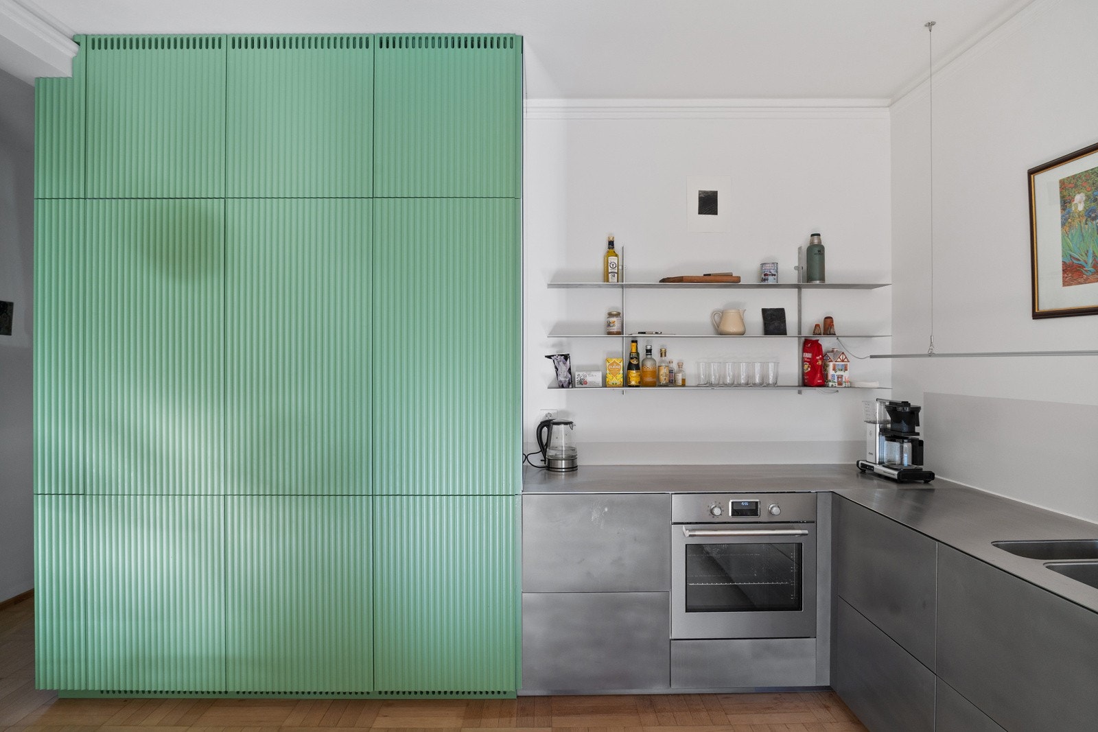 Kjøkkenet har et gjennomført uttrykk der stål kombineres med plassbygde løsninger som går igjen i hele leiligheten.Kjøkkenet er utstyrt med integrert induksjonsplatetopp med ventilator, stekeovn, oppvaskmaskin og kjøle-/fryseskap. Galleribilde