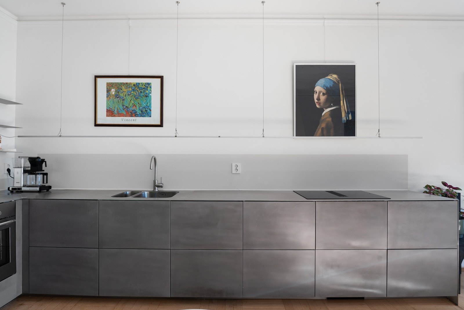 Pen benkeplate i sandblåst rustfritt stål med underlimt kum i rustfritt stål, som bvidrar til et helhetelig utrikk av kjøkkent. Galleribilde