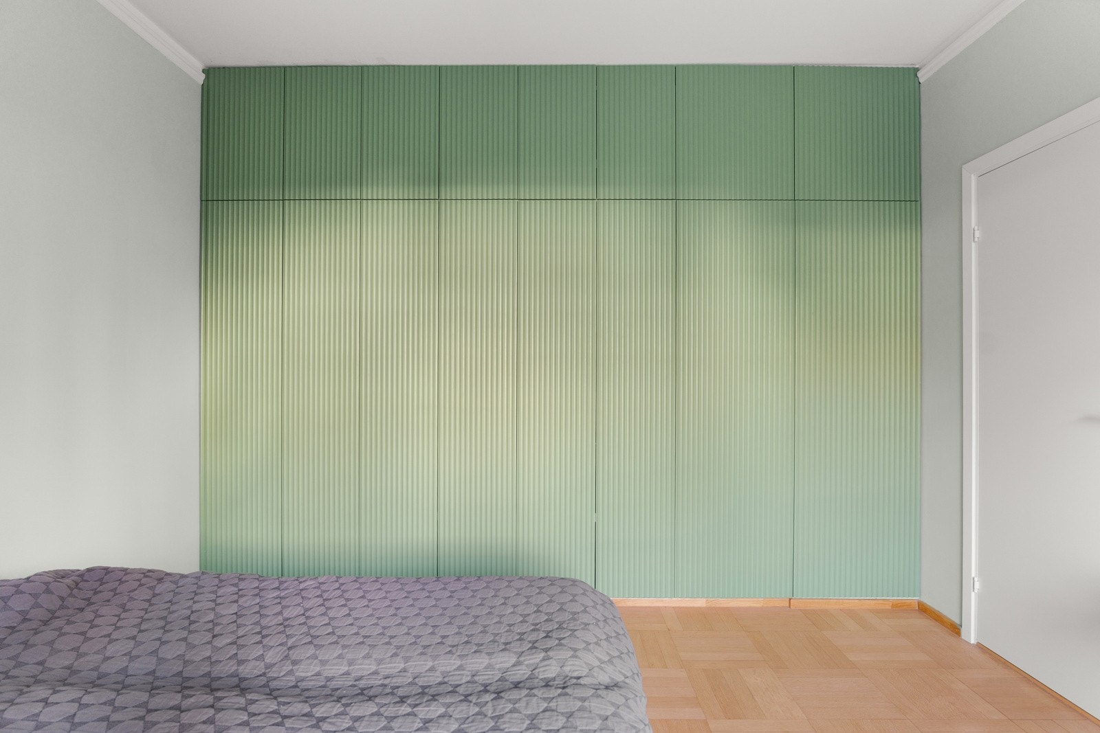 Rommet har rikelig oppbevaringsplass i plassbygde garderobeskap som strekker seg fra gulv til tak, og gir svært god skapplass. Galleribilde