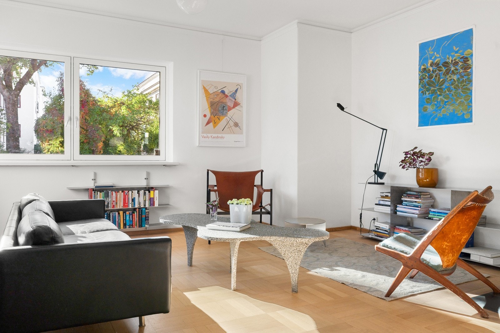 Stuen har en romslig utforming med god plass til sofagruppe og tilhørende møbler. Galleribilde