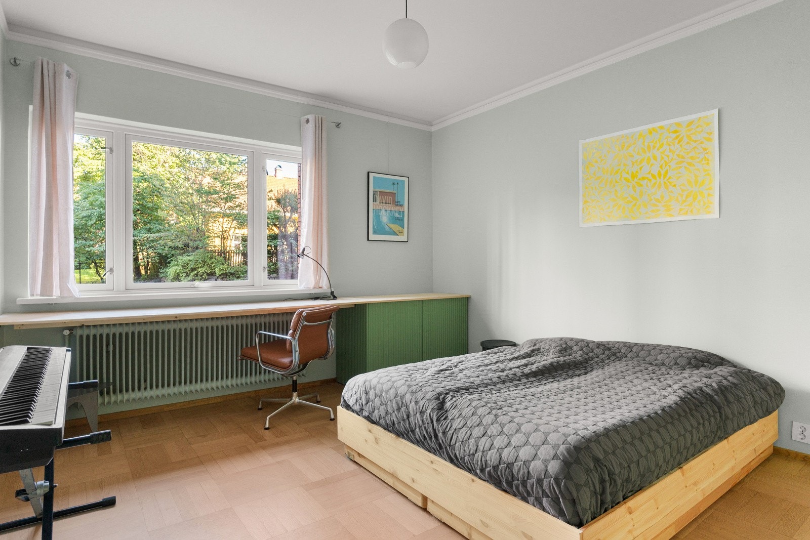 Romslig hovedsoverom med plass til dobbeltseng og tilhørende møblement. Galleribilde