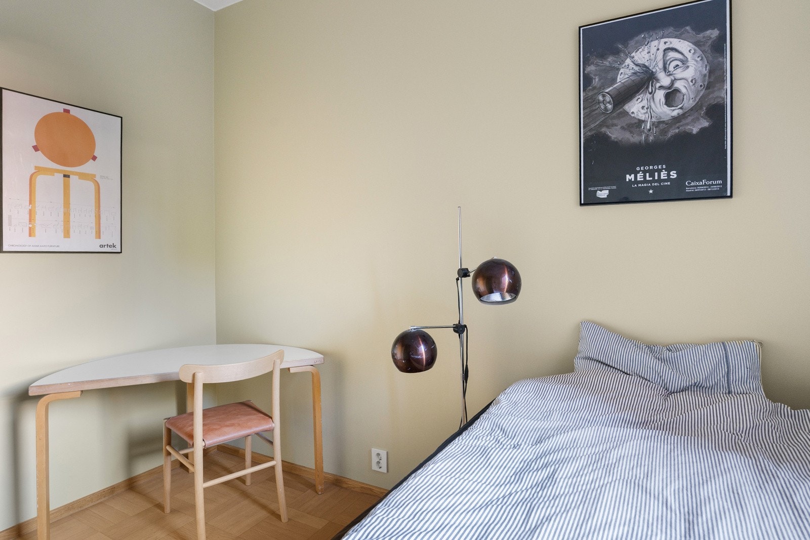 Pent soverom II med god plass til seng og nattbord. God plass til en kontorpult, som gjør rommet ideelt til hjemmekontor. Galleribilde