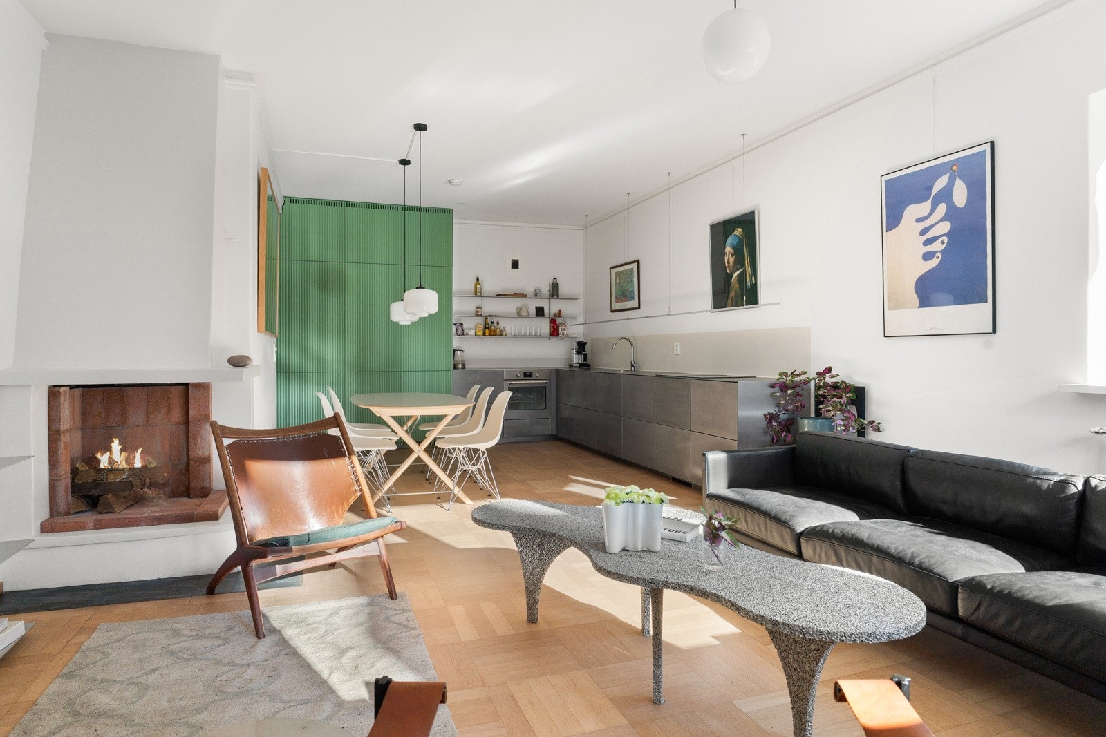 Stuen har en åpen løsning mot kjøkkenet, noe som gir et lyst og sosialt rom. Galleribilde