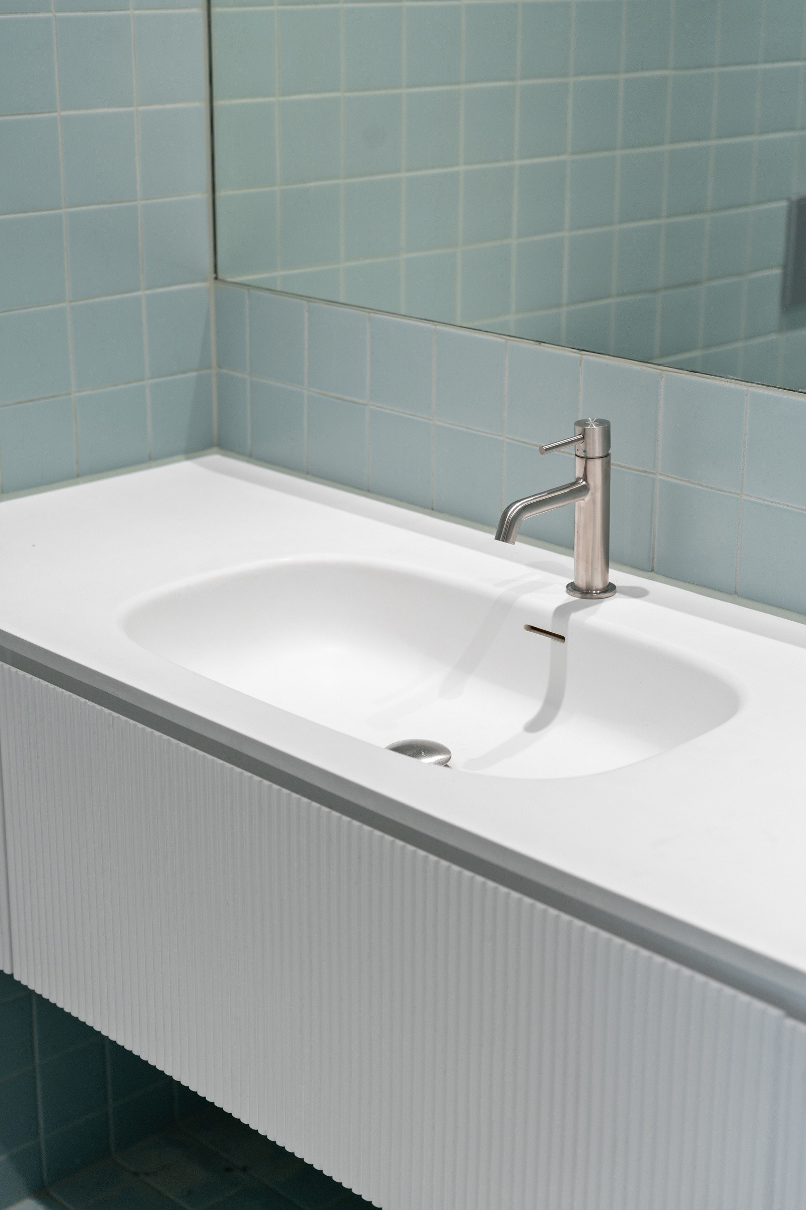 Baderommet holder en god standard og er innredet med pen baderomsinnredning og stort speil over. Galleribilde