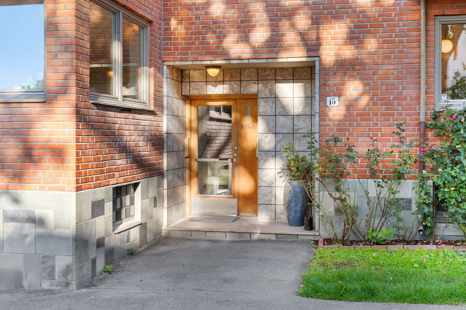 Et hyggelig inngangsparti ønsker deg velkommen inn i leiligheten. Galleribilde