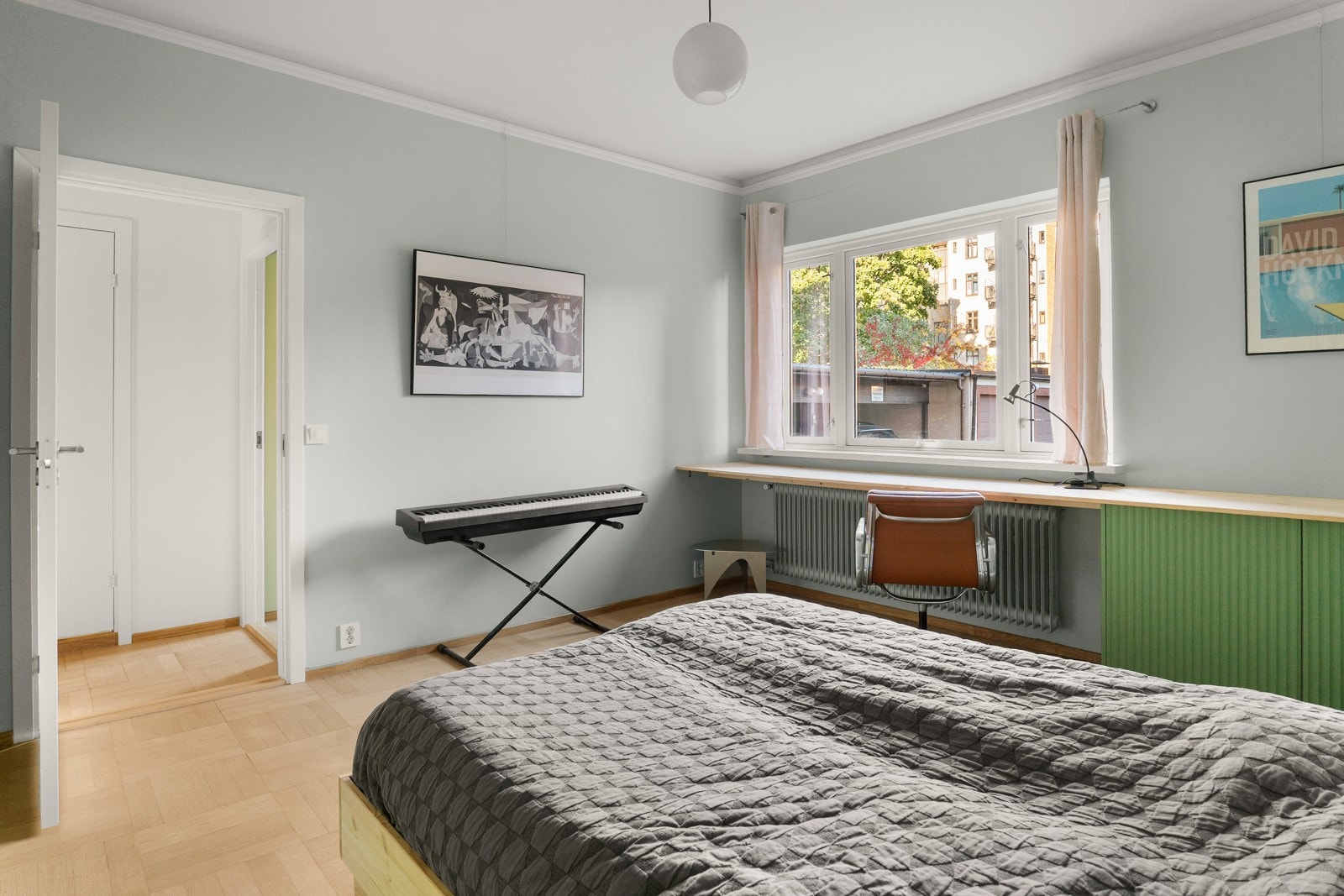 Rommet har en stor vindusflate som slipper inn rikelig med naturlig lys. Galleribilde