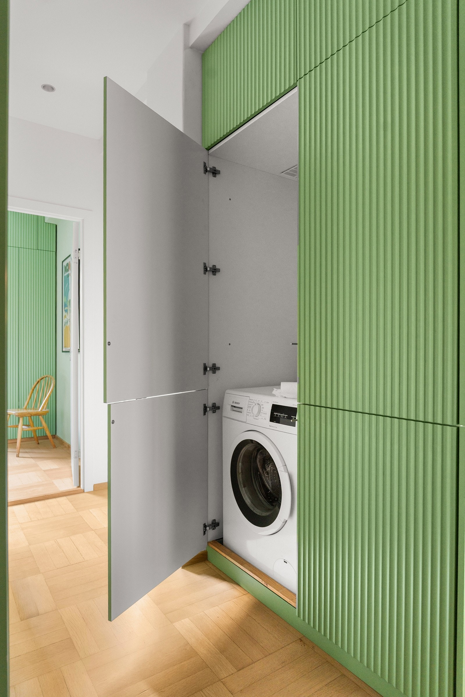 Badet føles romslig, ettersom opplegg for vaskemaskin er plassert i gangen i plassbygde skap. Galleribilde