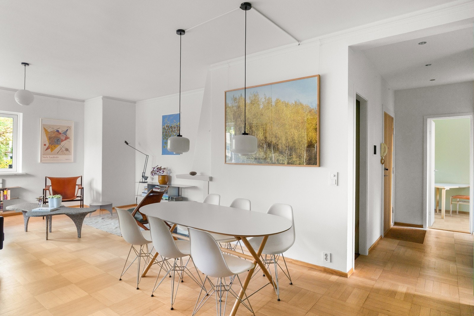 Like ved kjøkkenet er det god plass til et stort spisebord, perfekt for hyggelige sammenkomster. Galleribilde