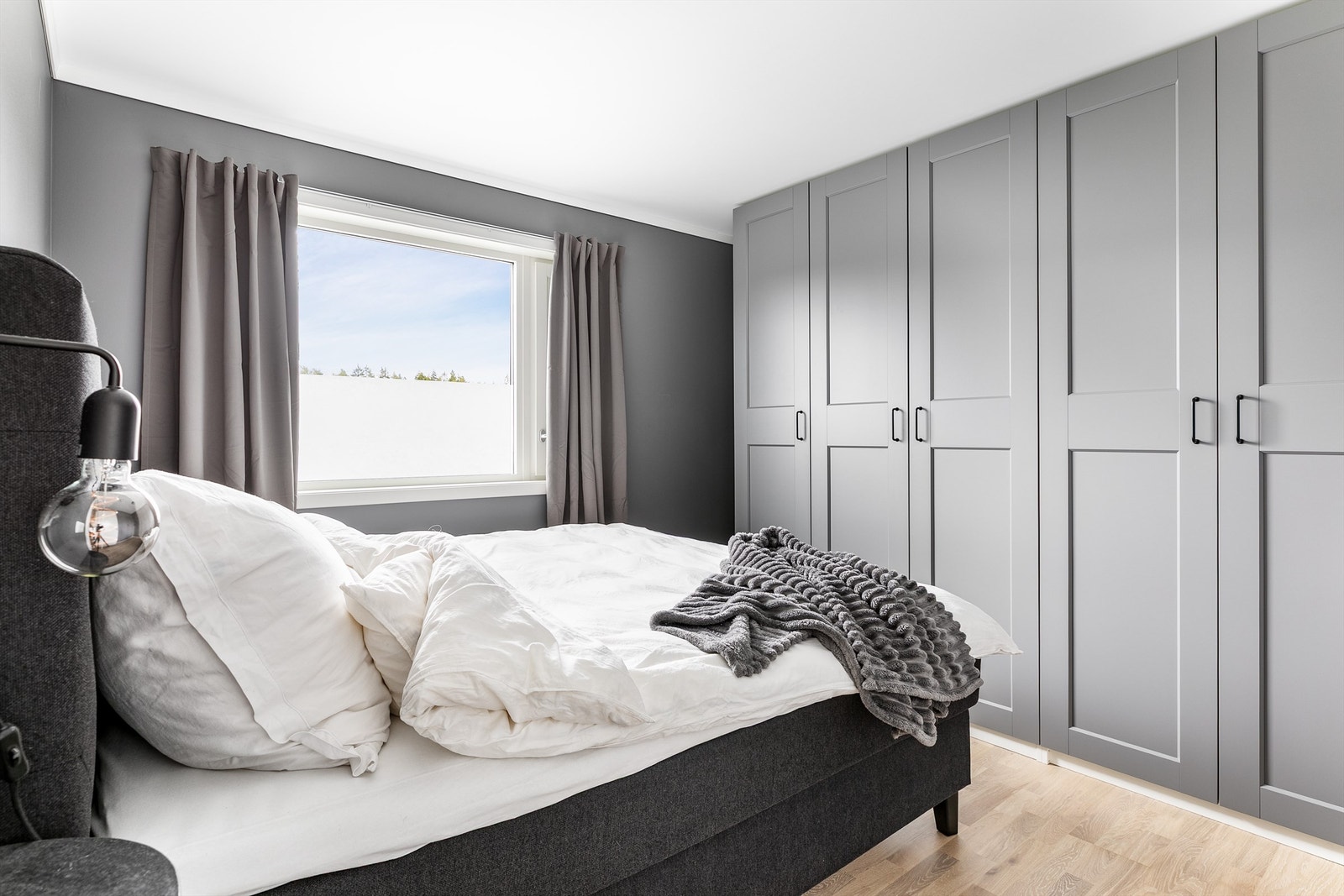 Med vindu orientert i nord-østlig retning er soverommet ikke direkte eksponert for varmende sol på ettermiddag eller kveld. Galleribilde