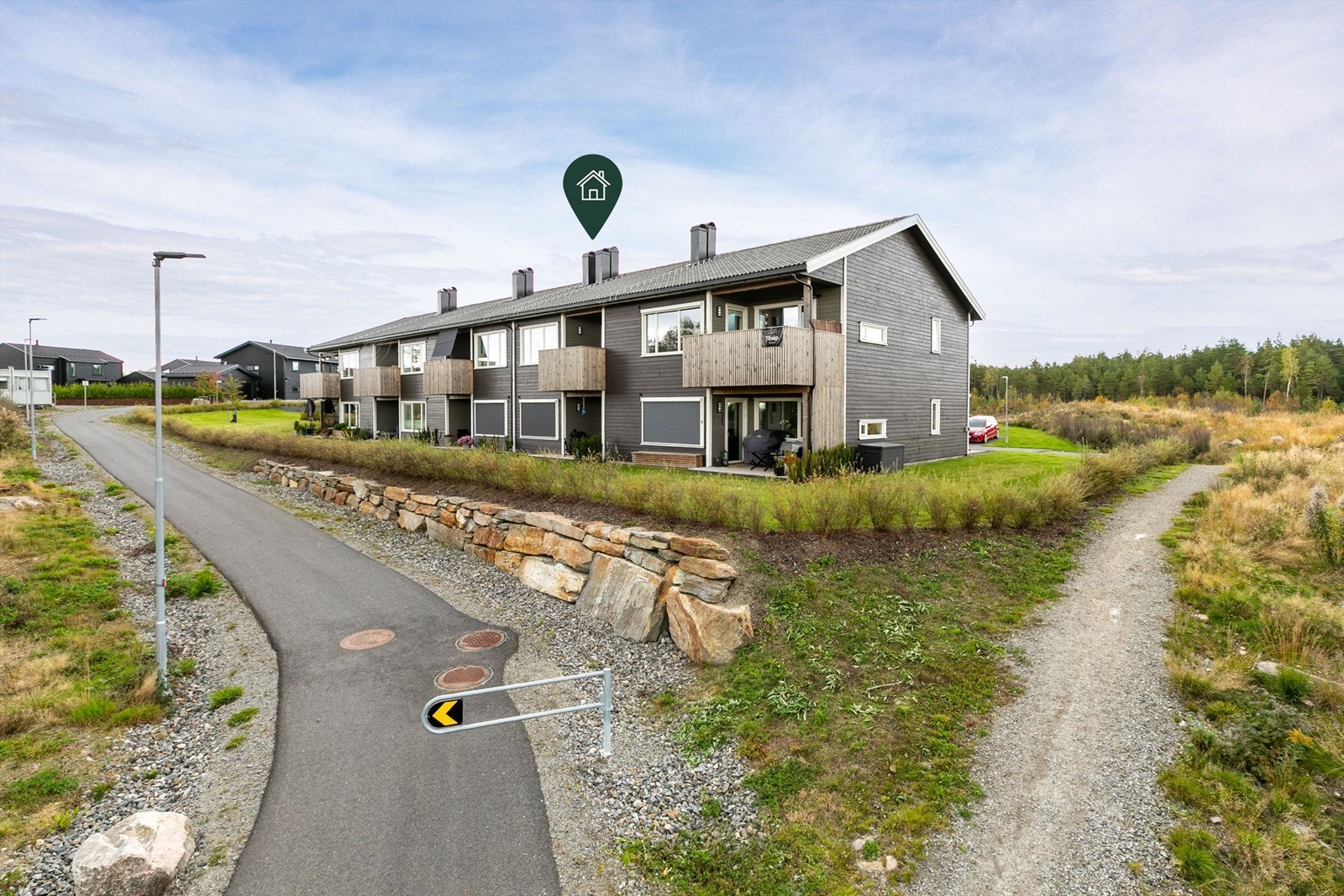 Leiligheten inngår i andre etasje av 25-bygget som ikke bare ligger lengst syd i sameiet, men også helt i ytterkant av den nye bebyggelsen på Borgaråsen. Galleribilde