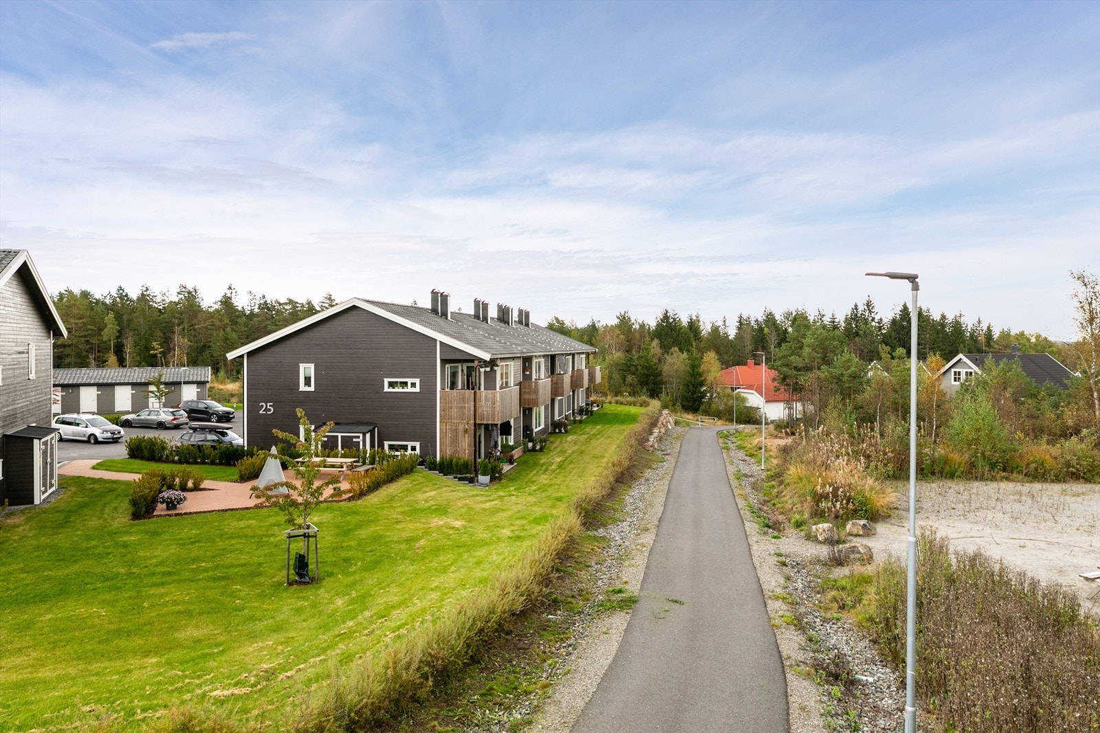 Med skog og mark i umiddelbar nærhet er turmulighetene mange. Lysløype er tilgjengelig fra Borgaråsens øvre del, få meter unna 25. Galleribilde