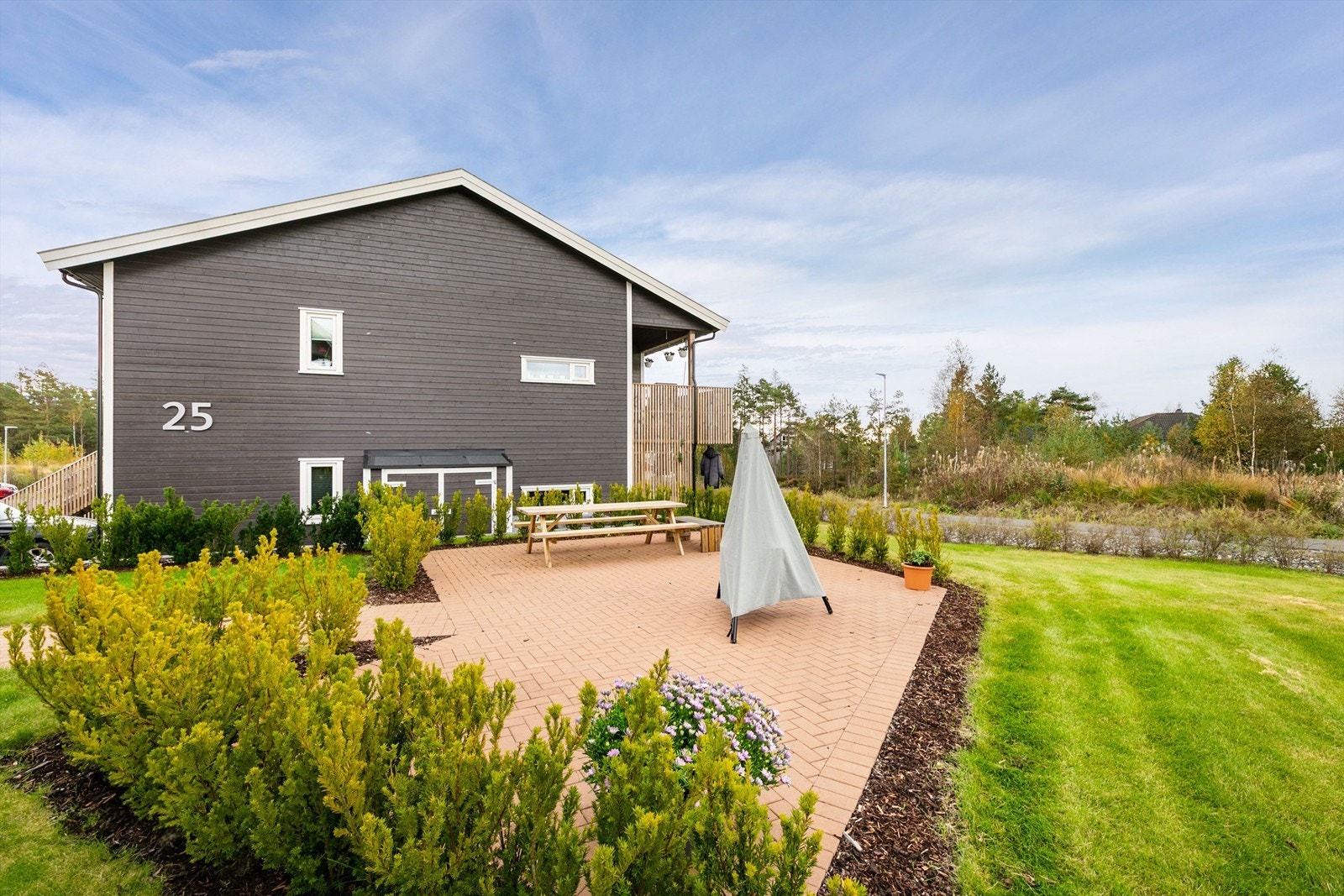 Utenfor venter velstelte fellesarealer som inviterer til aktiv bruk. Galleribilde