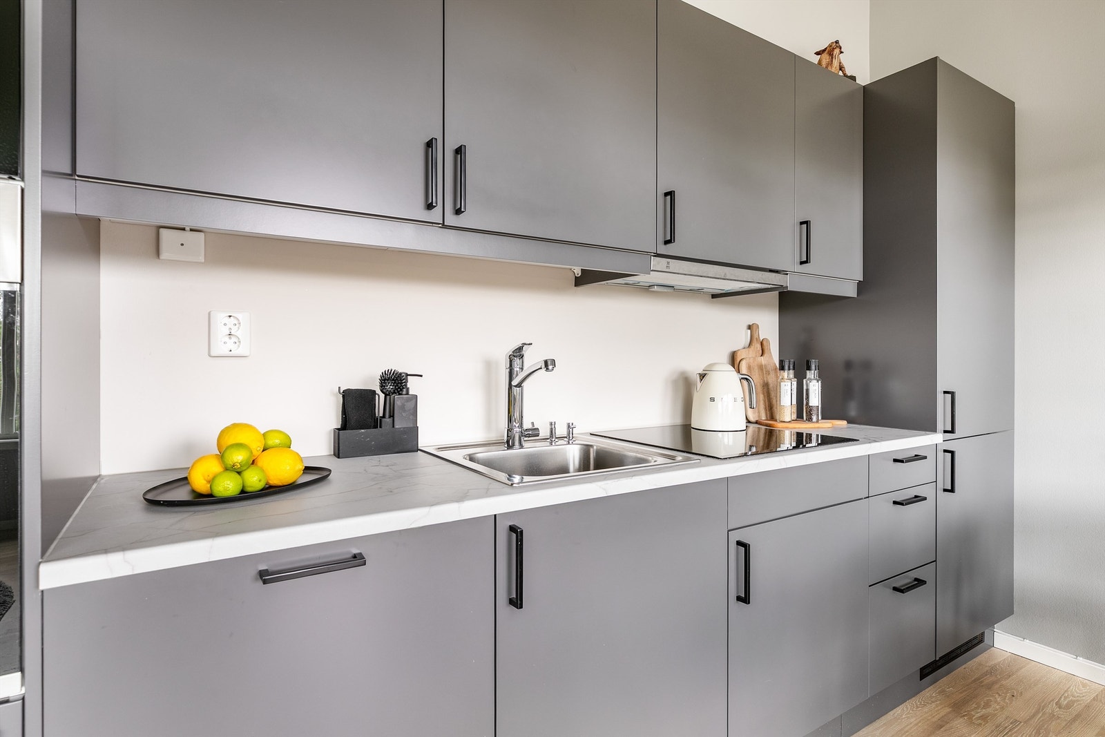 Med integrerte hvitevarer som alle medfølger er kjøkkenet klart til bruk. Galleribilde