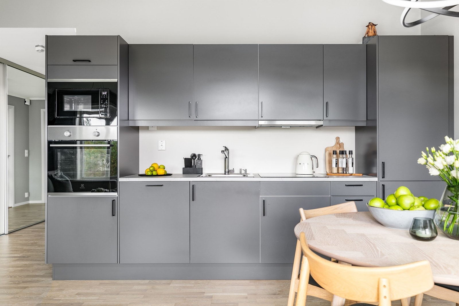 Kjøkkeninnredningen er en stilsikker kvalitetsløsning fra Sigdal. Galleribilde